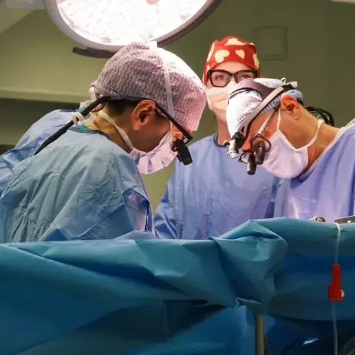 Dona due organi alla figlia, primo trapianto combinato da vivente in Italia\n