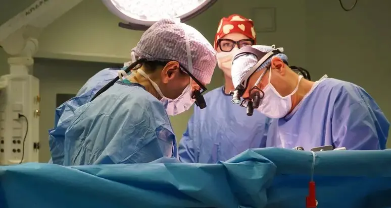 Dona due organi alla figlia, primo trapianto combinato da vivente in Italia\n