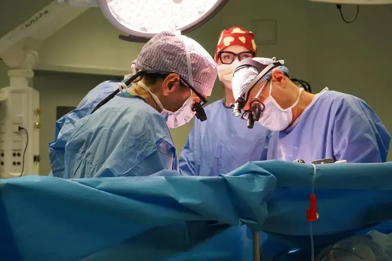 Dona due organi alla figlia, primo trapianto combinato da vivente in Italia\n