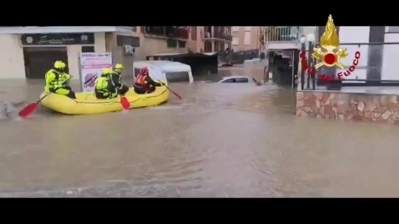 I soccorsi dei vigili del fuoco a Catanzaro Lido