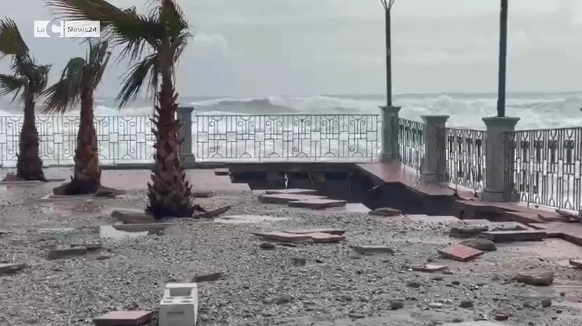 Harry travolge Locri, ingenti danni sul lungomare