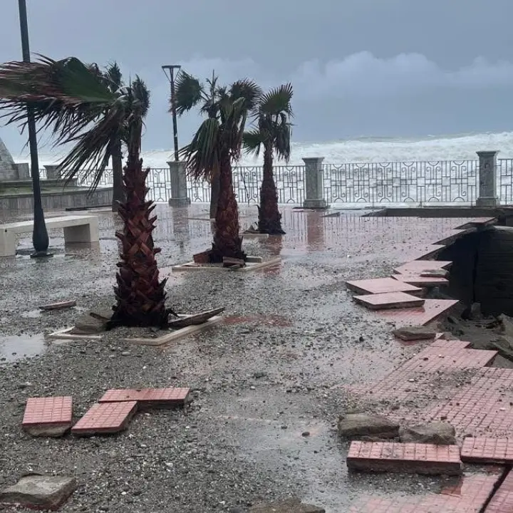 Il ciclone Harry non dà tregua alla Calabria, danni e disagi sulla Jonica: miglioramenti solo dal pomeriggio\n