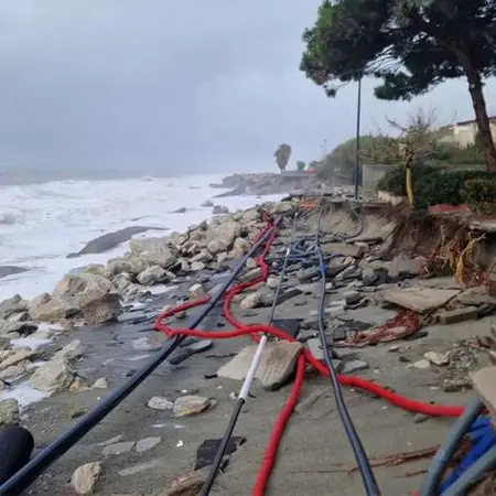 Ciclone Harry, a Melito e Bova Marina è un disastro: «Centinaia di metri di lungomare divorati dalle onde»
