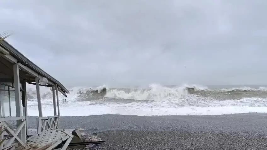 Il ciclone Harry in Calabria, il mare in tempesta a Catanzaro