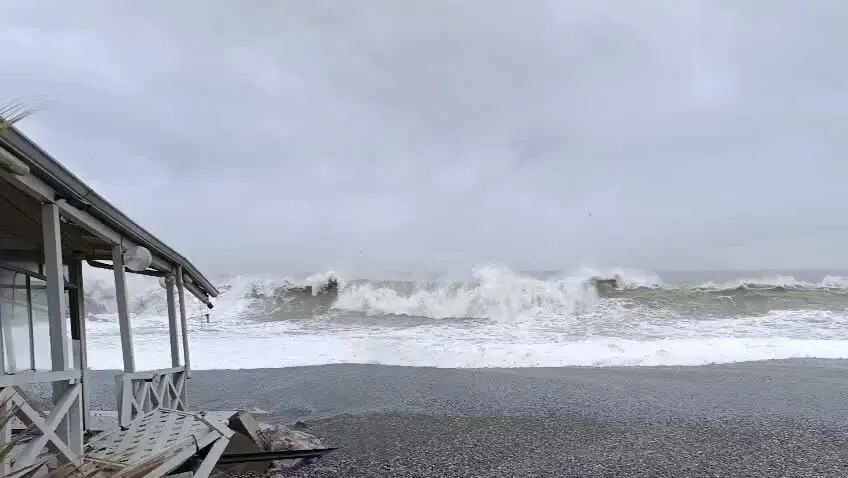 Il ciclone Harry in Calabria, il mare in tempesta a Catanzaro