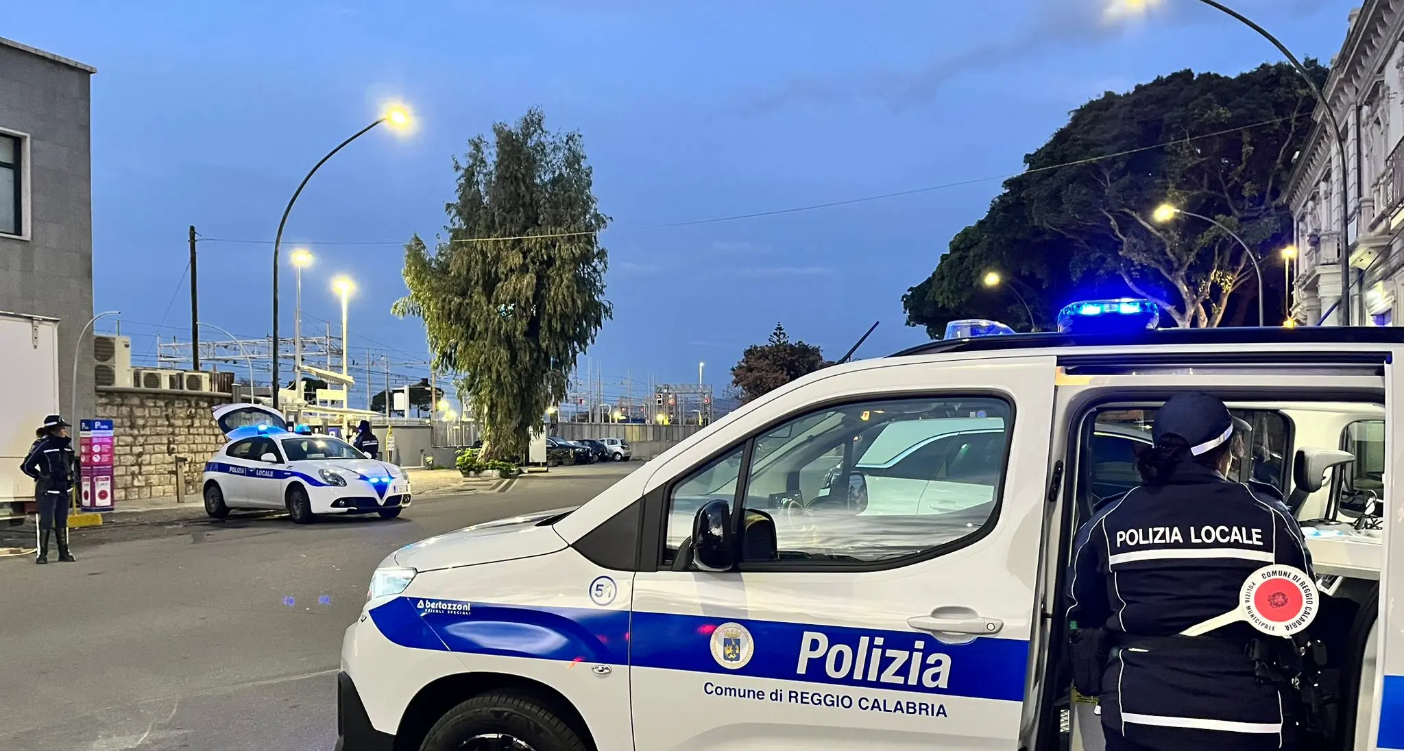 Reggio,\u00A0automobilista ubriaco spinge e colpisce con pugni gli agenti della Polizia Locale: arrestato\n