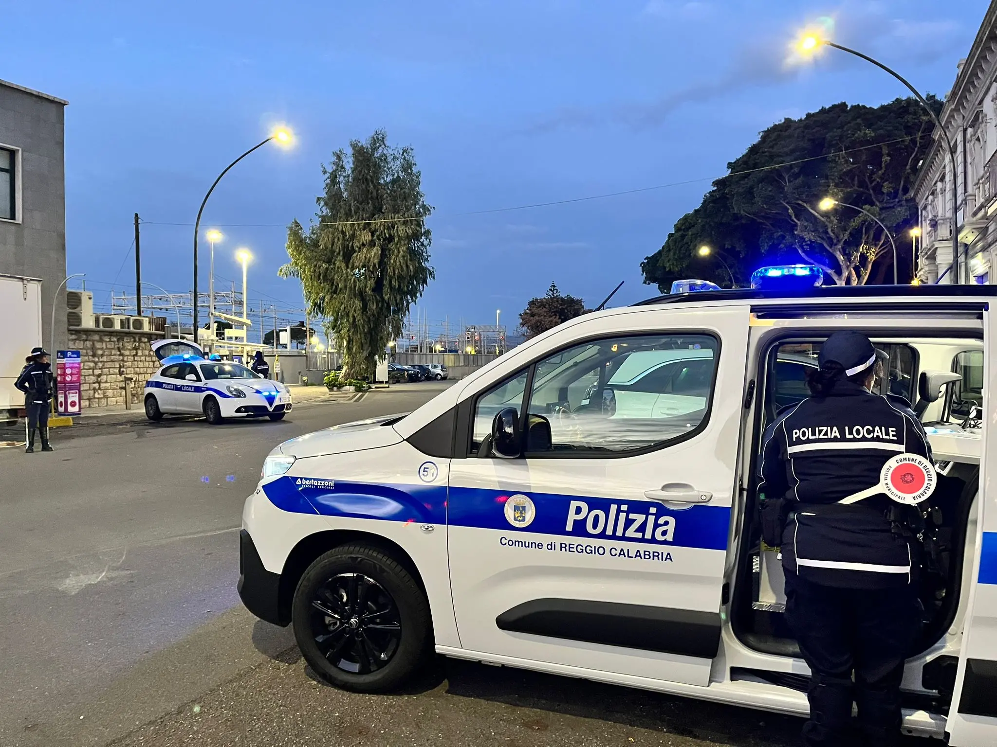 Reggio,\u00A0automobilista ubriaco spinge e colpisce con pugni gli agenti della Polizia Locale: arrestato\n
