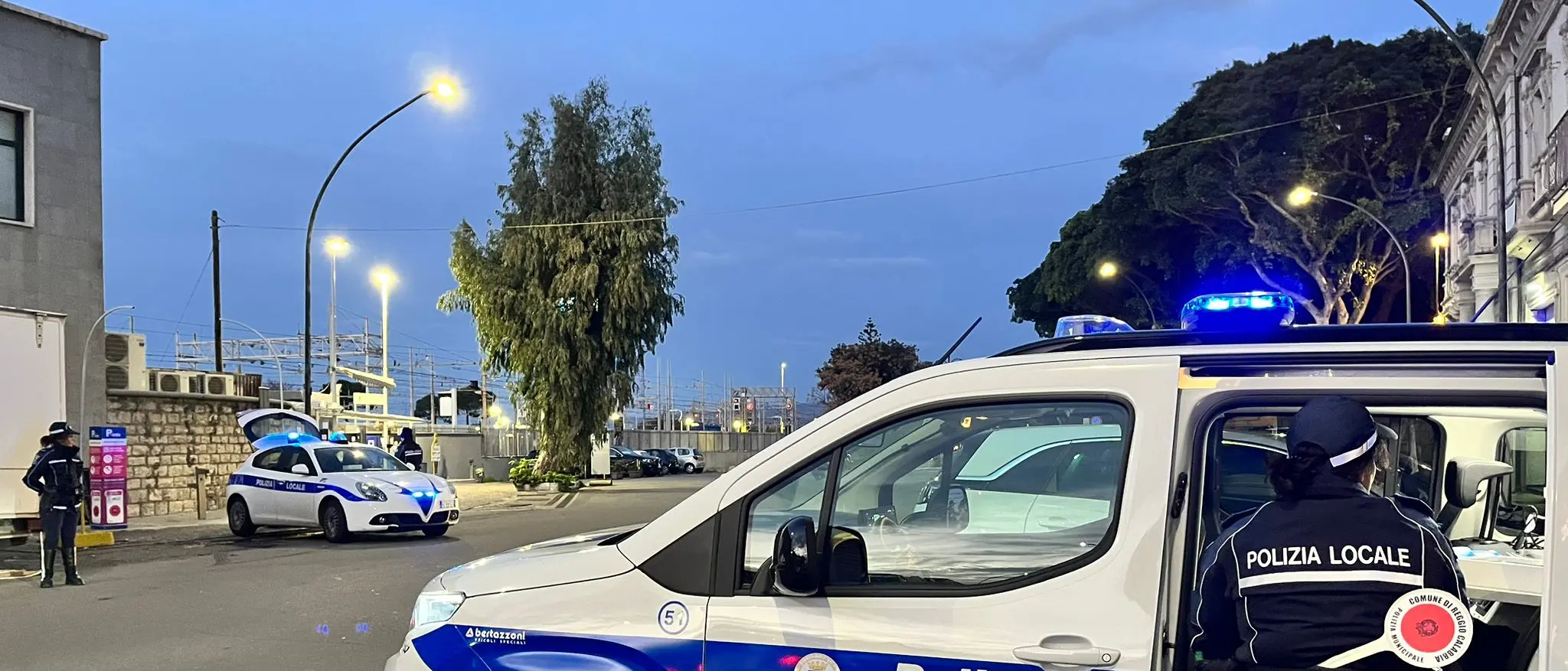 Reggio,\u00A0automobilista ubriaco spinge e colpisce con pugni gli agenti della Polizia Locale: arrestato\n