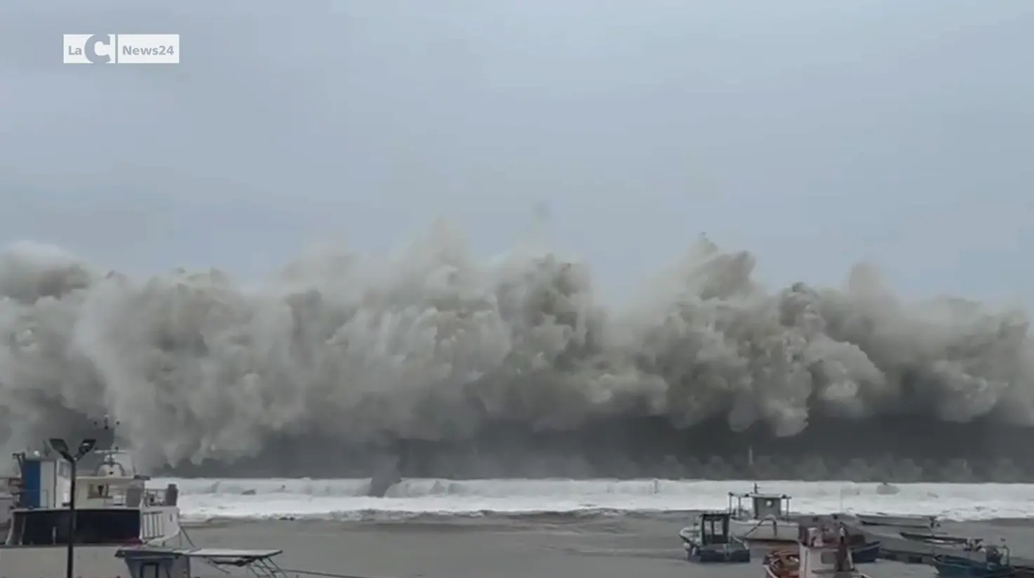 Cirò Marina, spaventosa mareggiata infrange le barriere del porto: ecco il VIDEO