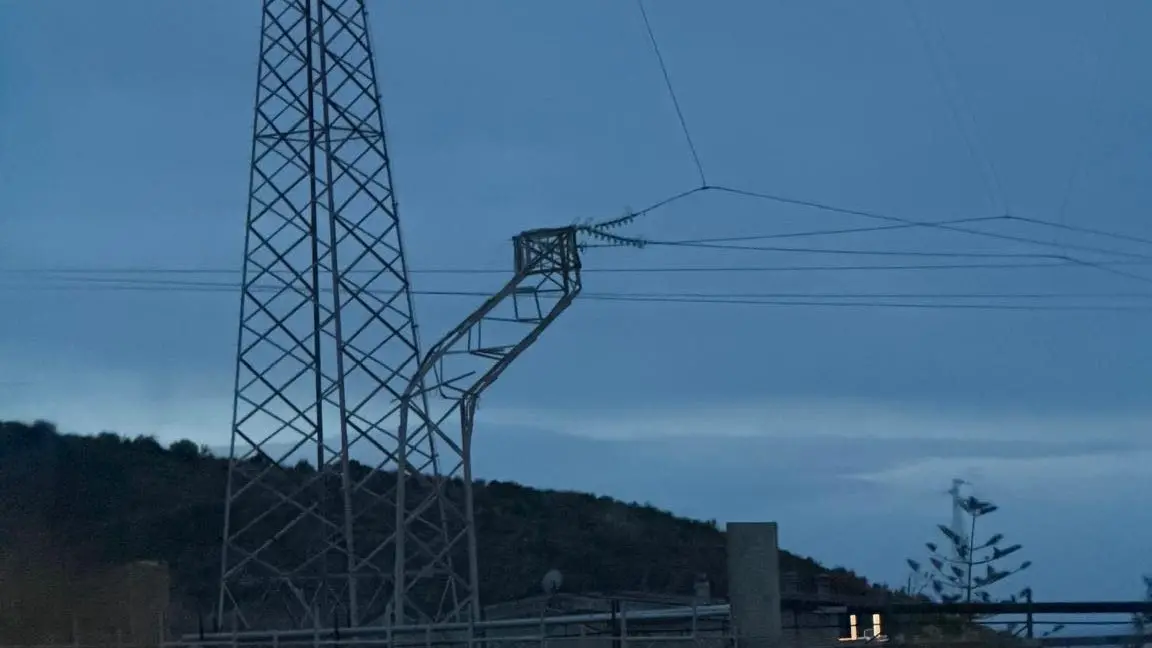 <p>Il traliccio danneggiato</p>\\n