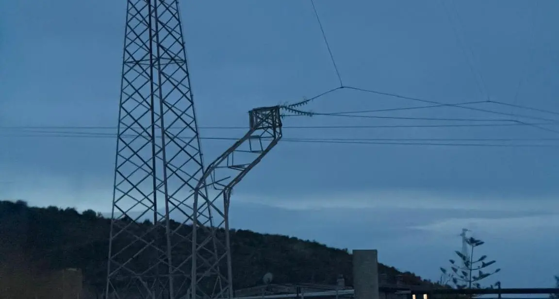 Buonvicino, il ciclone Harry piega un traliccio in contrada Lago: cittadini senza corrente elettrica\n