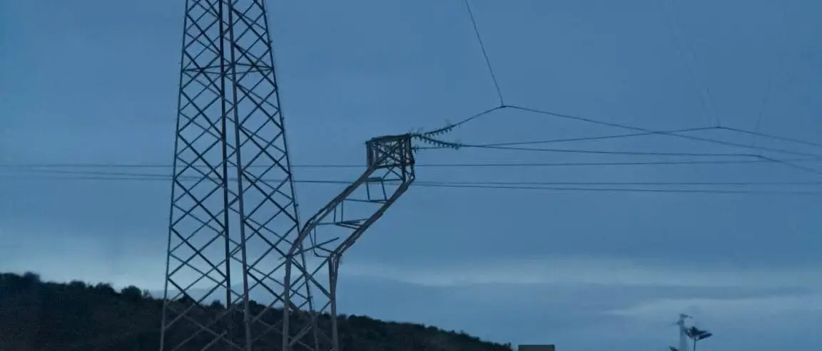 Buonvicino, il ciclone Harry piega un traliccio in contrada Lago: cittadini senza corrente elettrica\n