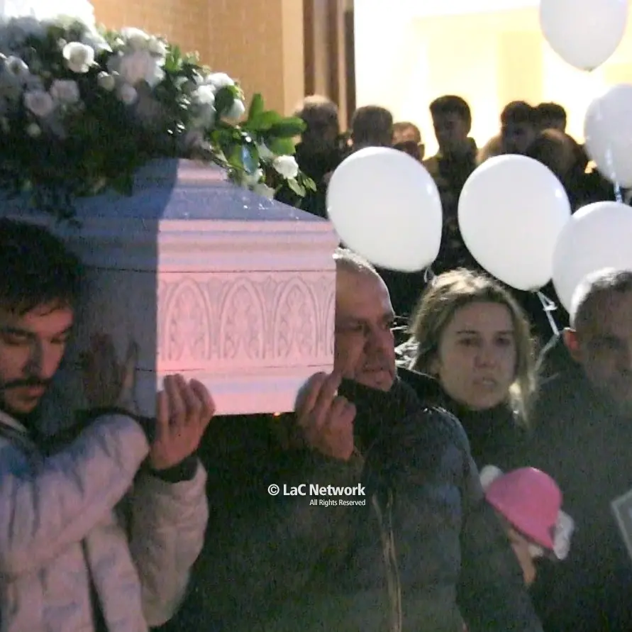 A Vibo l'ultimo saluto alla piccola Clara, la bimba di due anni soffocata da un pezzetto di wurstel