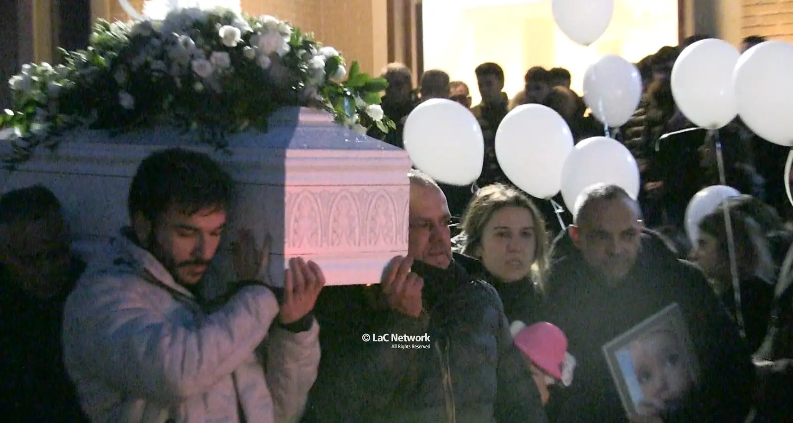 A Vibo l'ultimo saluto alla piccola Clara, la bimba di due anni soffocata da un pezzetto di wurstel