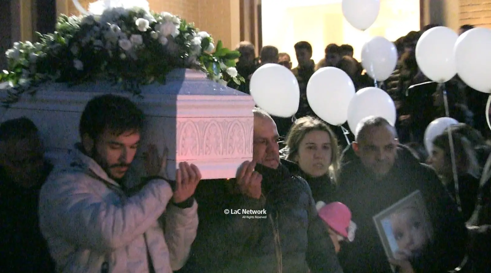 A Vibo l'ultimo saluto alla piccola Clara, la bimba di due anni soffocata da un pezzetto di wurstel