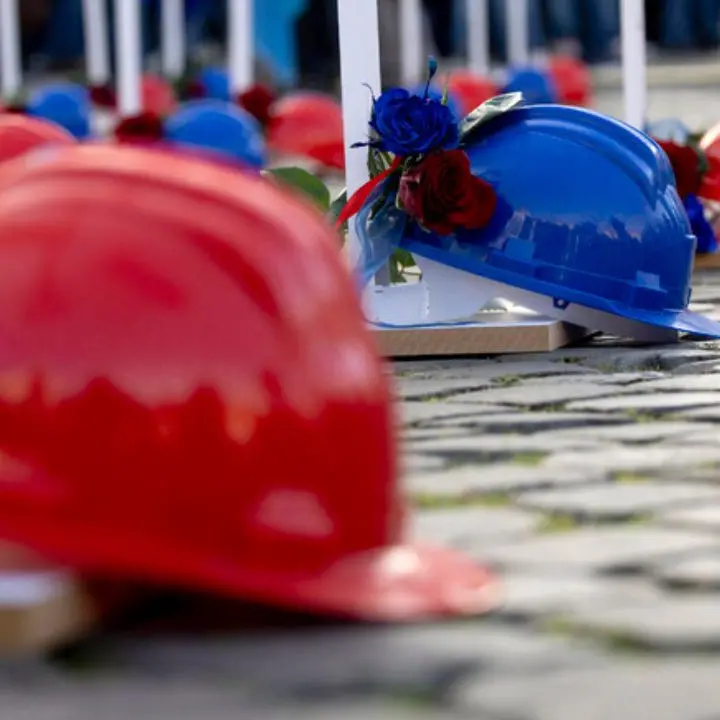 Incidente sul lavoro nel Torinese: operaio\u00A0di 25 anni muore incastrato in un macchinario\n