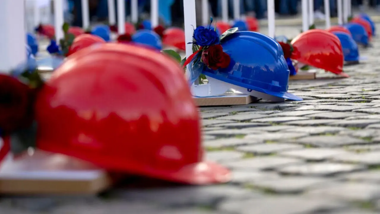 Incidente sul lavoro nel Torinese: operaio\u00A0di 25 anni muore incastrato in un macchinario\n