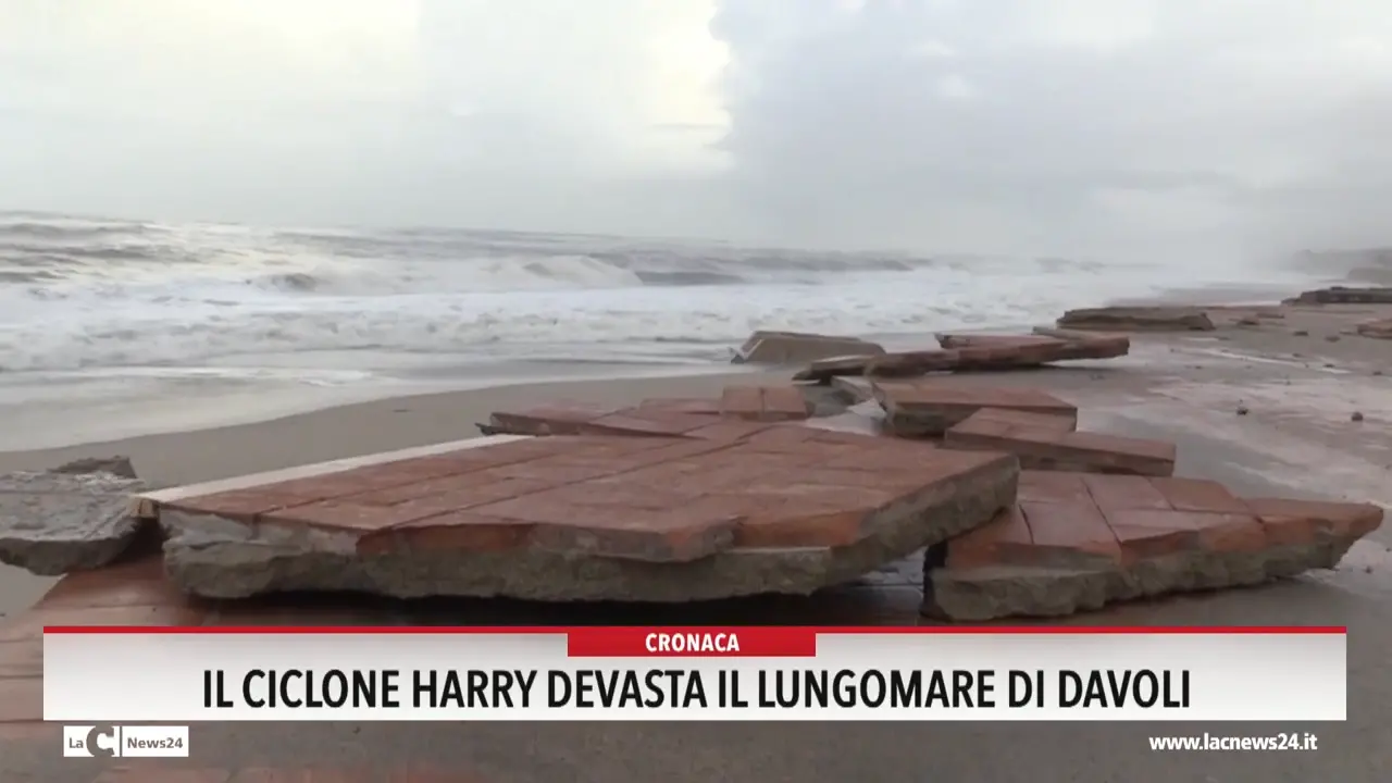Il ciclone Harry devasta il lungomare di Davoli