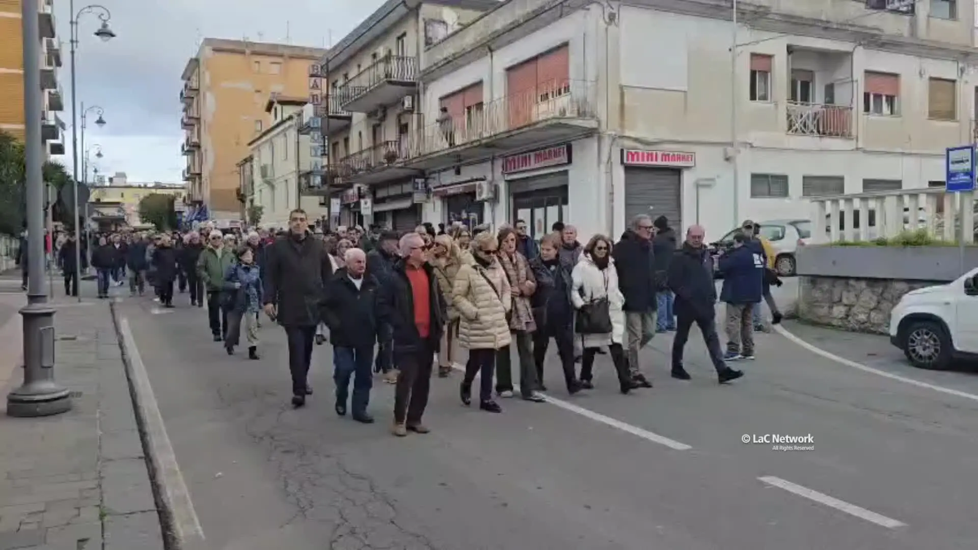 Vibo, marcia silenziosa per la sanità: un fiume di persone attraversa la città