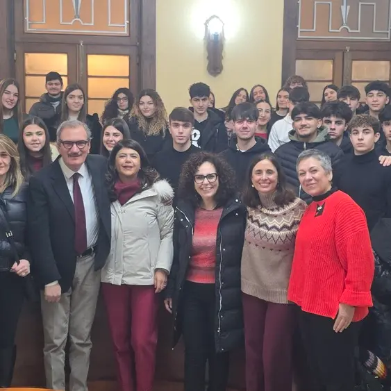 Vibo accoglie i ragazzi dell’Erasmus: studenti italiani e portoghesi ricevuti in Comune dal sindaco\n