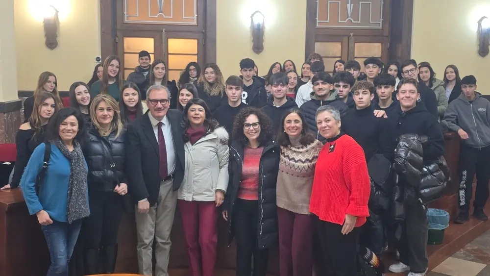 Vibo accoglie i ragazzi dell’Erasmus: studenti italiani e portoghesi ricevuti in Comune dal sindaco\n