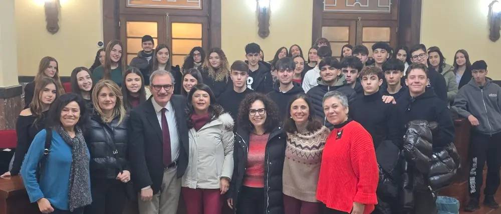 Vibo accoglie i ragazzi dell’Erasmus: studenti italiani e portoghesi ricevuti in Comune dal sindaco\n