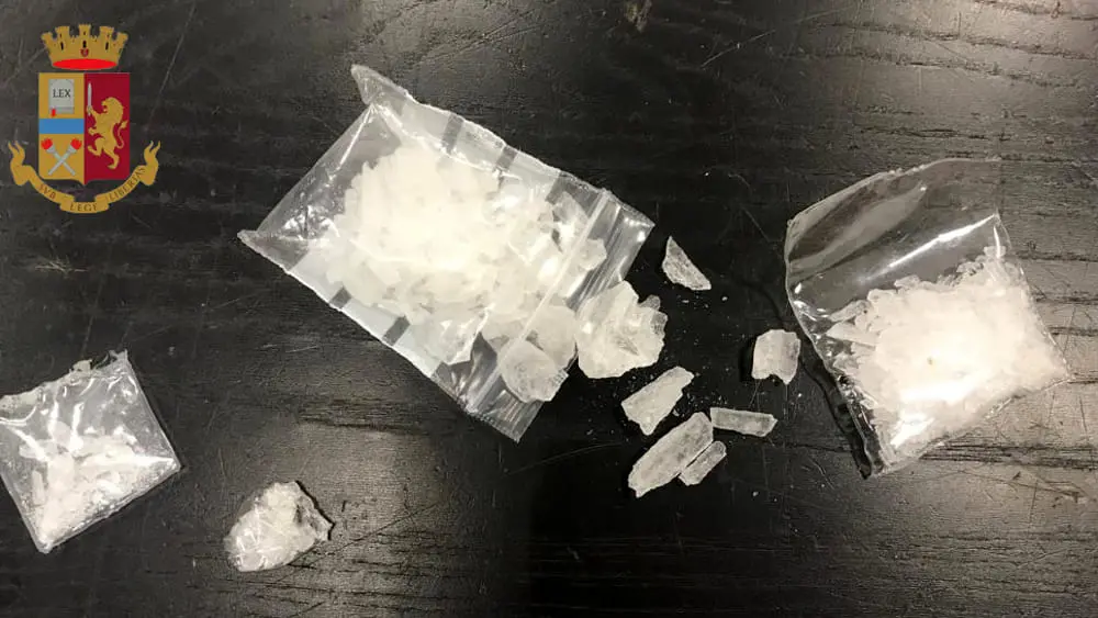 Shaboo, allarme in Calabria dopo il sequestro della metanfetamina che distrugge il cervello: gli effetti devastanti dei cristalli