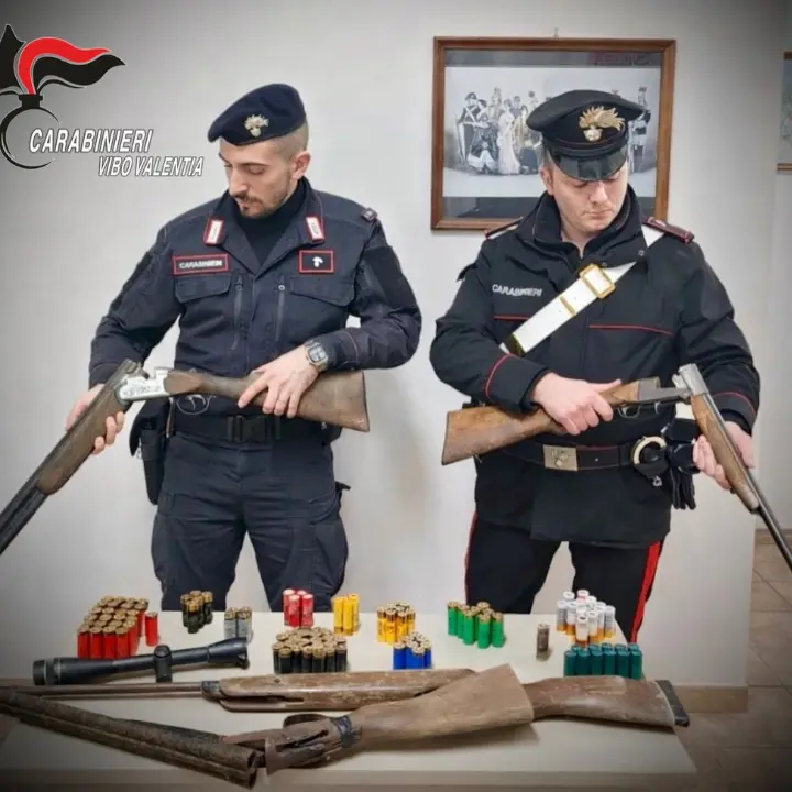 Stefanaconi, un arsenale sotterrato nel cortile: arrestato per ricettazione e detenzione di armi clandestine\n