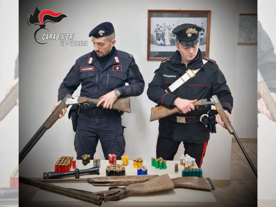 Stefanaconi, un arsenale sotterrato nel cortile: arrestato per ricettazione e detenzione di armi clandestine