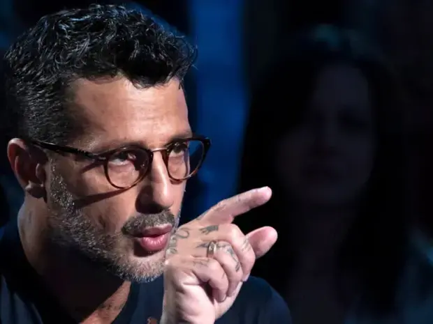 Signorini chiede lo stop a “Falsissimo”, Corona parla di censura: «Come l’editto bulgaro di Berlusconi»