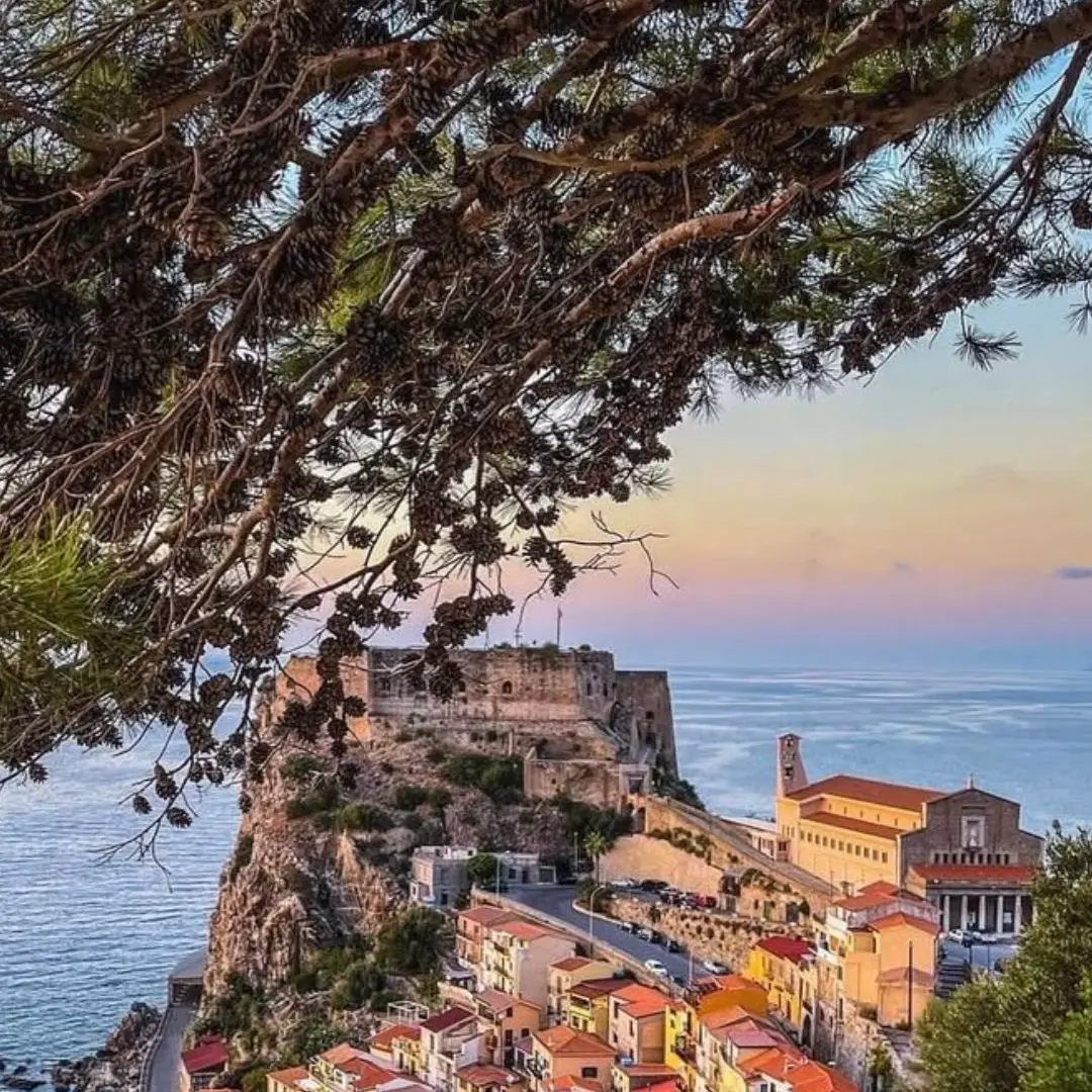 Scilla, incanto sospeso tra cielo e mare\n