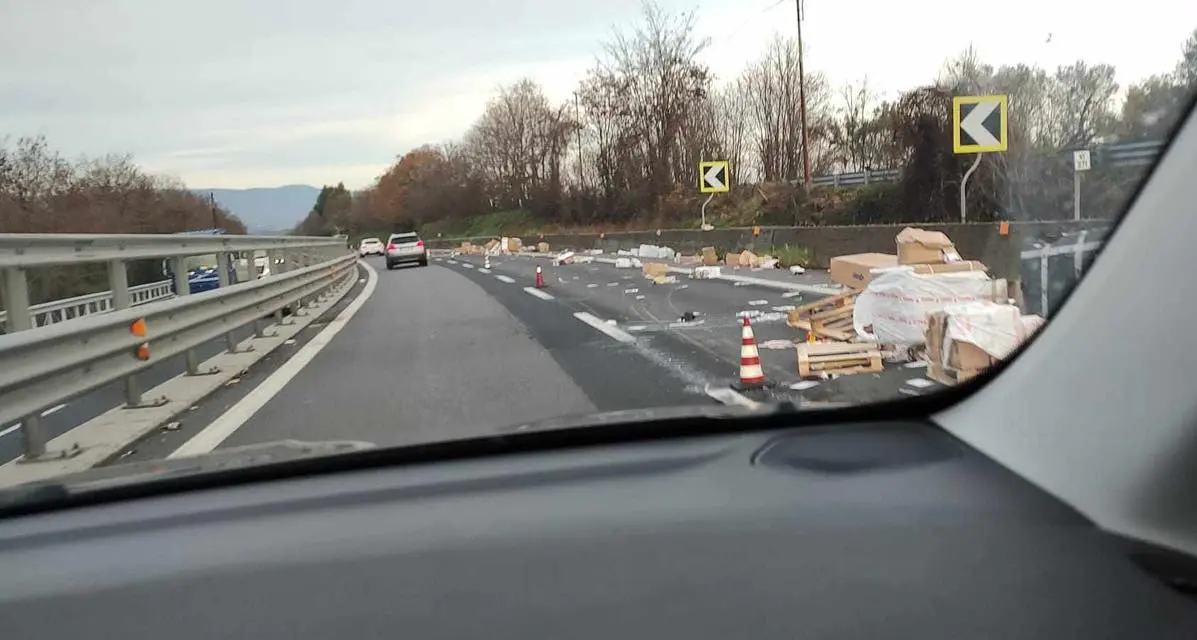 A2, un camion si ribalta tra Cosenza e Piano Lago: traffico rallentato\n