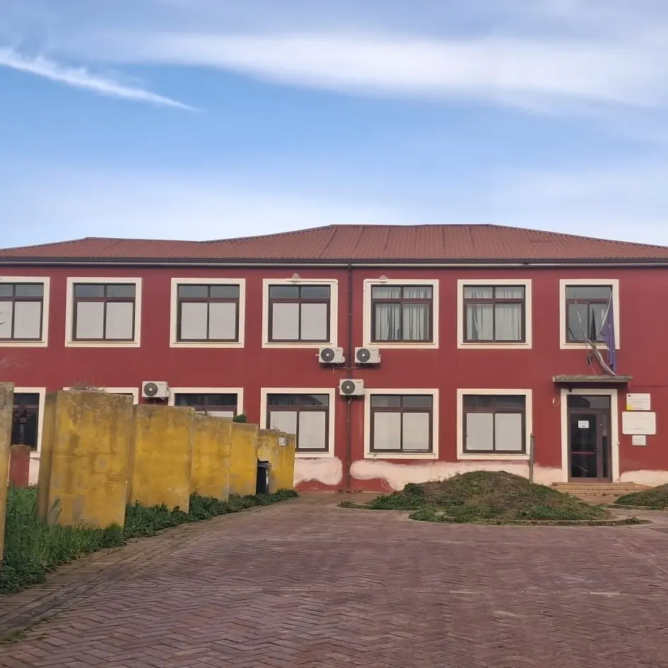 Mileto, gli studenti della\u00A0scuola media non entrano in classe per mancanza di riscaldamento. I genitori chiedono la Dad\n