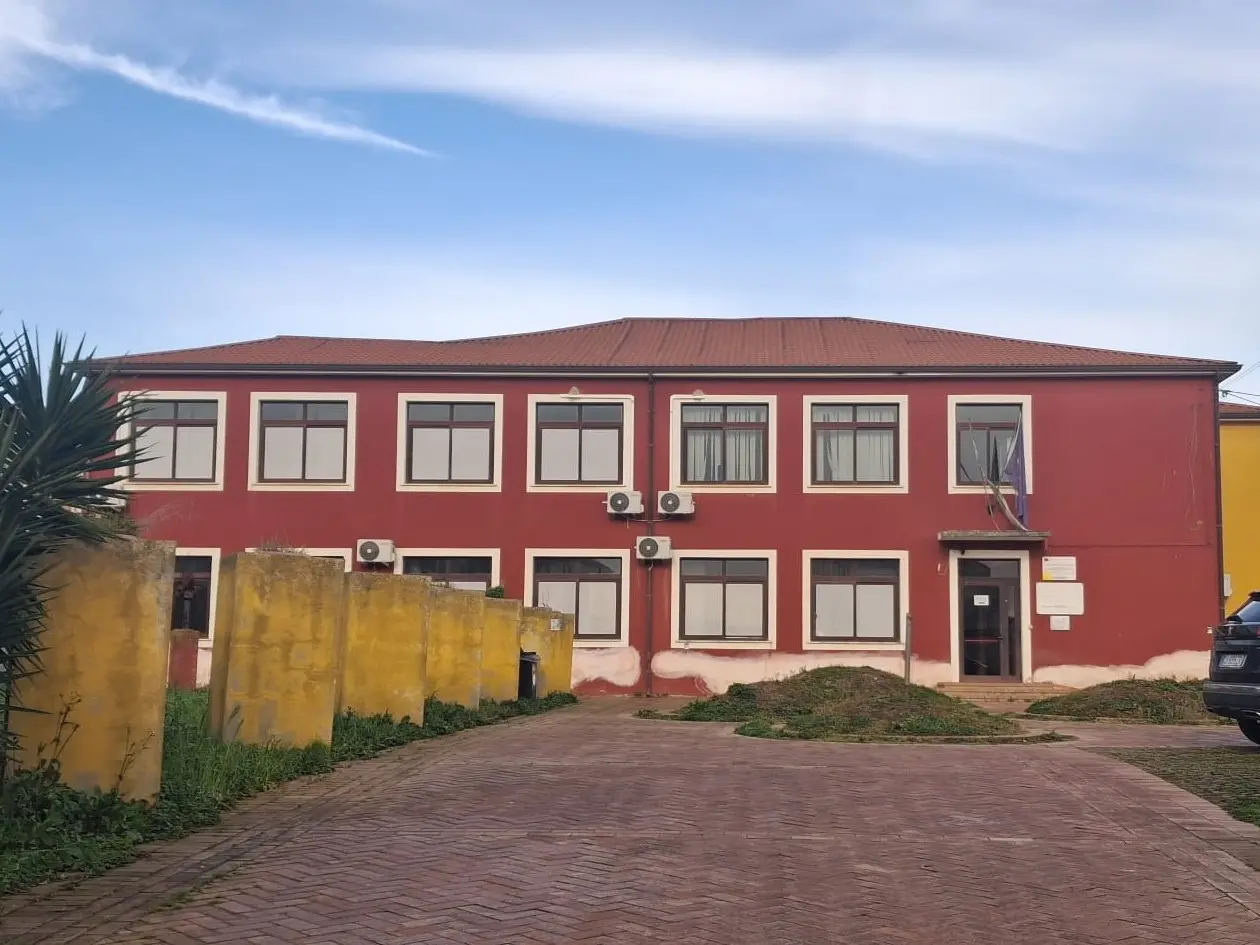 Mileto, gli studenti della scuola media non entrano in classe per mancanza di riscaldamento. I genitori chiedono la Dad