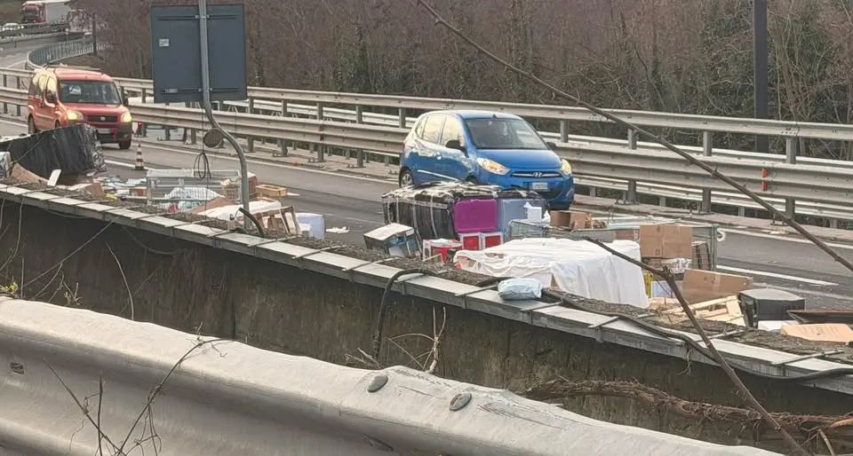 A2, un camion si ribalta tra Cosenza e Piano Lago: traffico rallentato\n