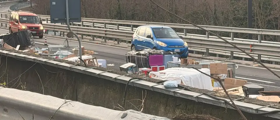 A2, un camion si ribalta tra Cosenza e Piano Lago: traffico rallentato\n