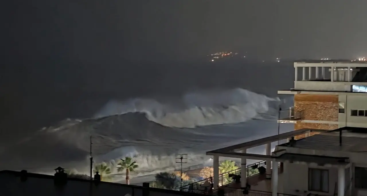 Ciclone Harry, onde\u00A0degne di uno tsunami: 16,66 metri, le\u00A0più alte\u00A0mai registrate\u00A0nel Mediterraneo\n