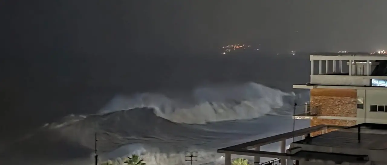 Ciclone Harry, onde\u00A0degne di uno tsunami: 16,66 metri, le\u00A0più alte\u00A0mai registrate\u00A0nel Mediterraneo\n