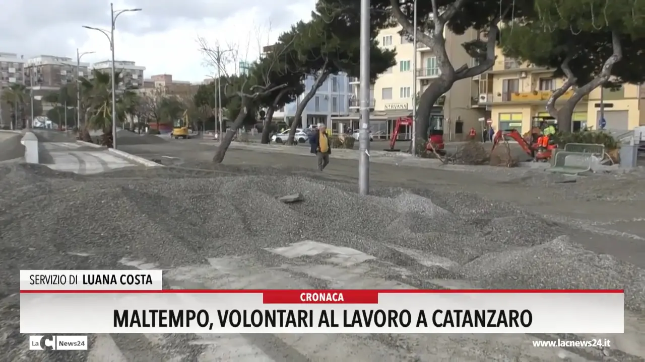 Maltempo, volontari al lavoro a Catanzaro