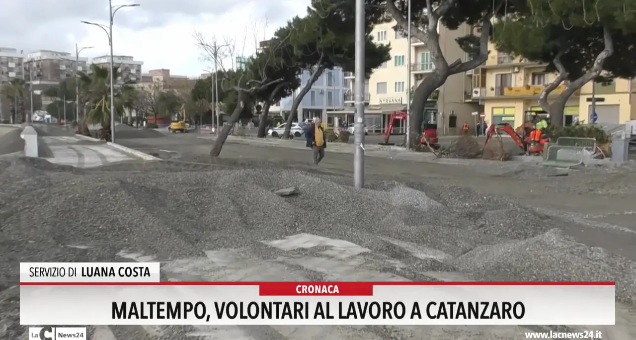 Maltempo, volontari al lavoro a Catanzaro