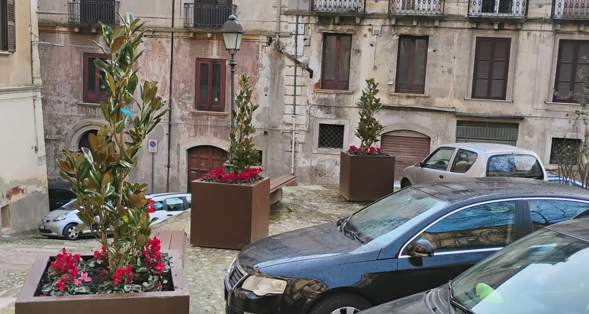 Centro storico di Cosenza, completata la sistemazione delle fioriere\n