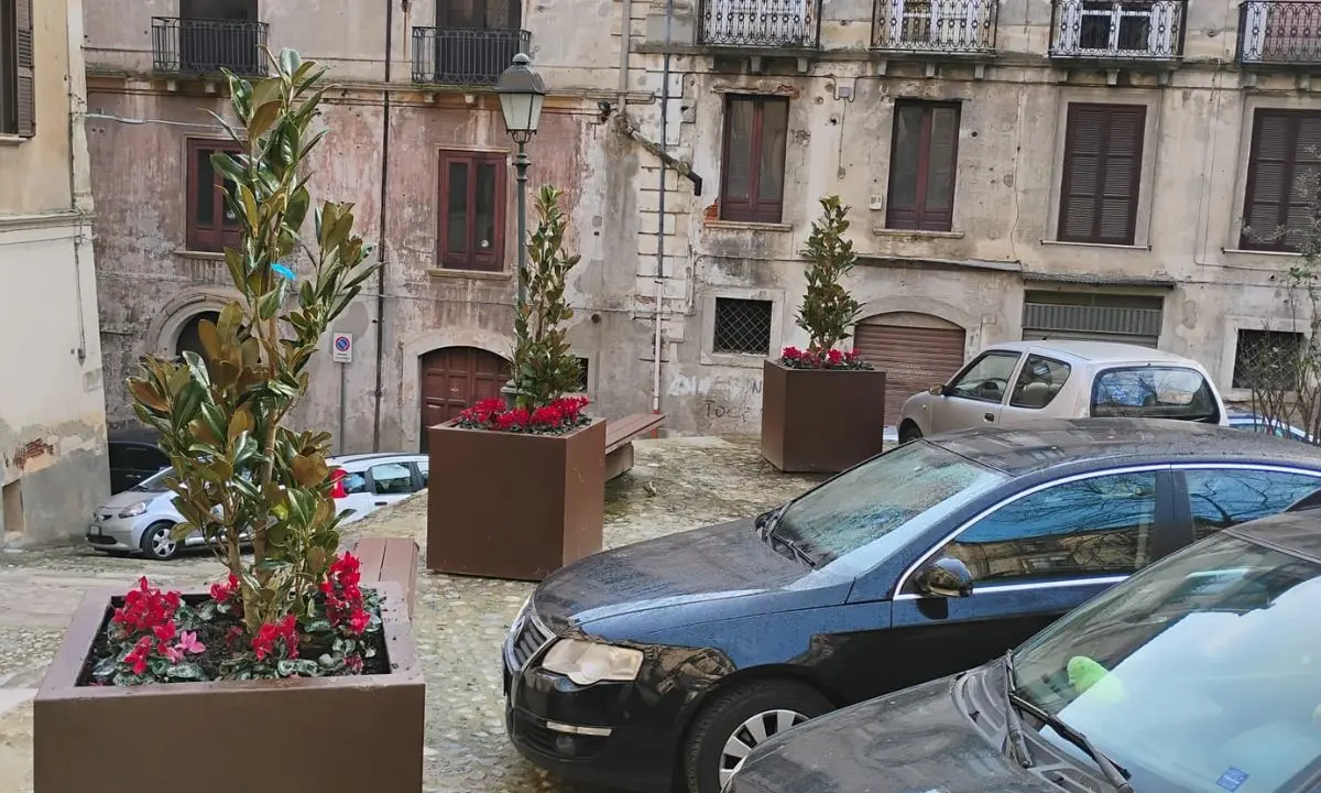 Centro storico di Cosenza, completata la sistemazione delle fioriere\n
