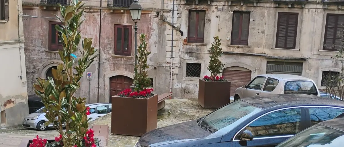 Centro storico di Cosenza, completata la sistemazione delle fioriere\n