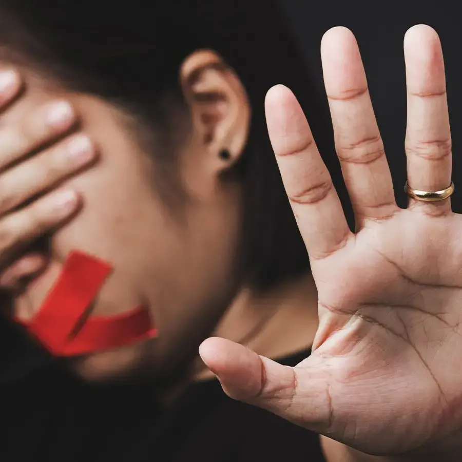 Violenza contro donne e minori, numeri in aumento in Italia: il 66% percepisce il web come un luogo insicuro\n