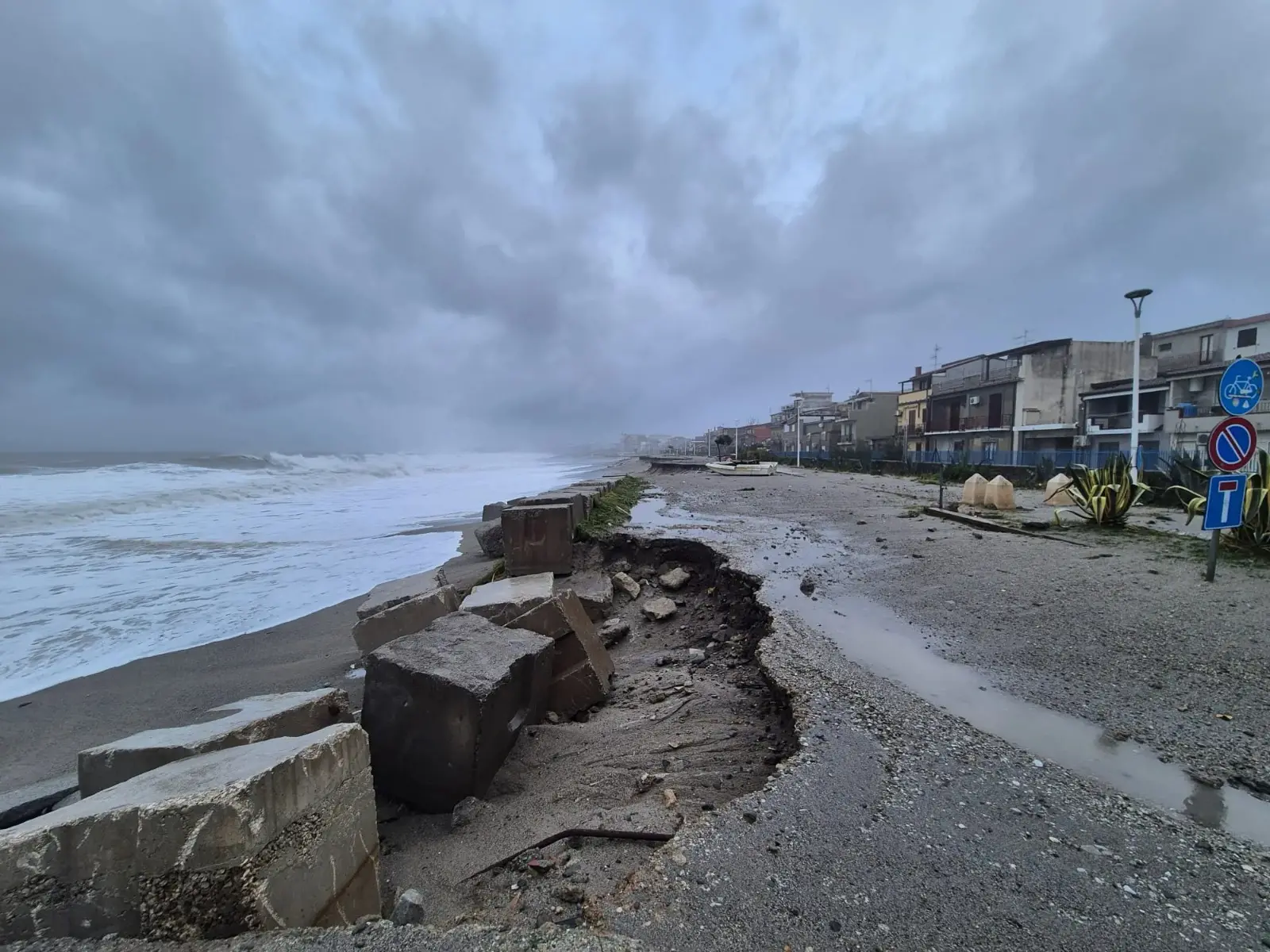 A Siderno il lungomare non c'è più: collassati 2,2 km con danni che superano i 10 milioni di euro