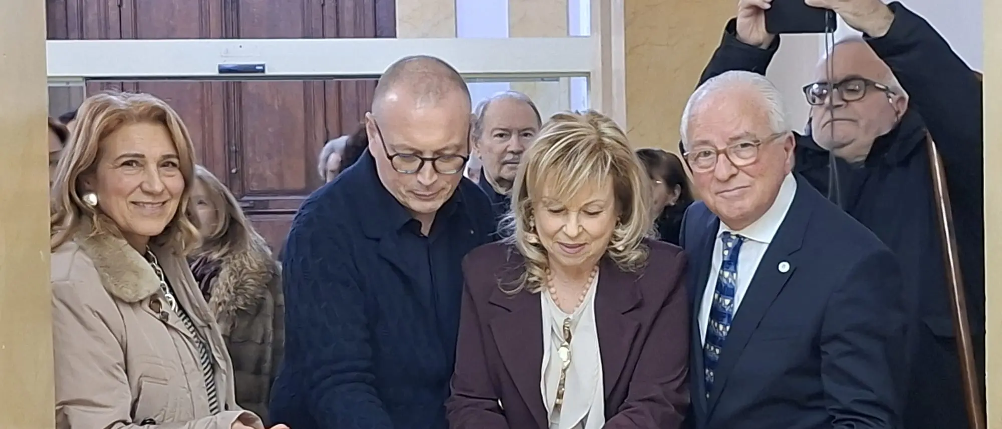 Inaugurata a Palazzo Alvaro la mostra “Hé Entòs Thalassa”\u00A0di Elvira Sirio\n