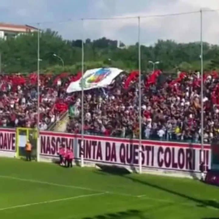 Vibonese calcio, l’appello di un tifoso ai giovani: «Venite allo stadio, senza di voi non c’è futuro per i nostri colori»\n