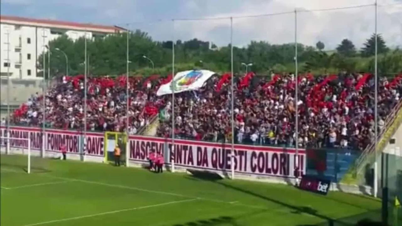 <p>La Curva Est gremita di tifosi alcuni anni fa</p>\\n