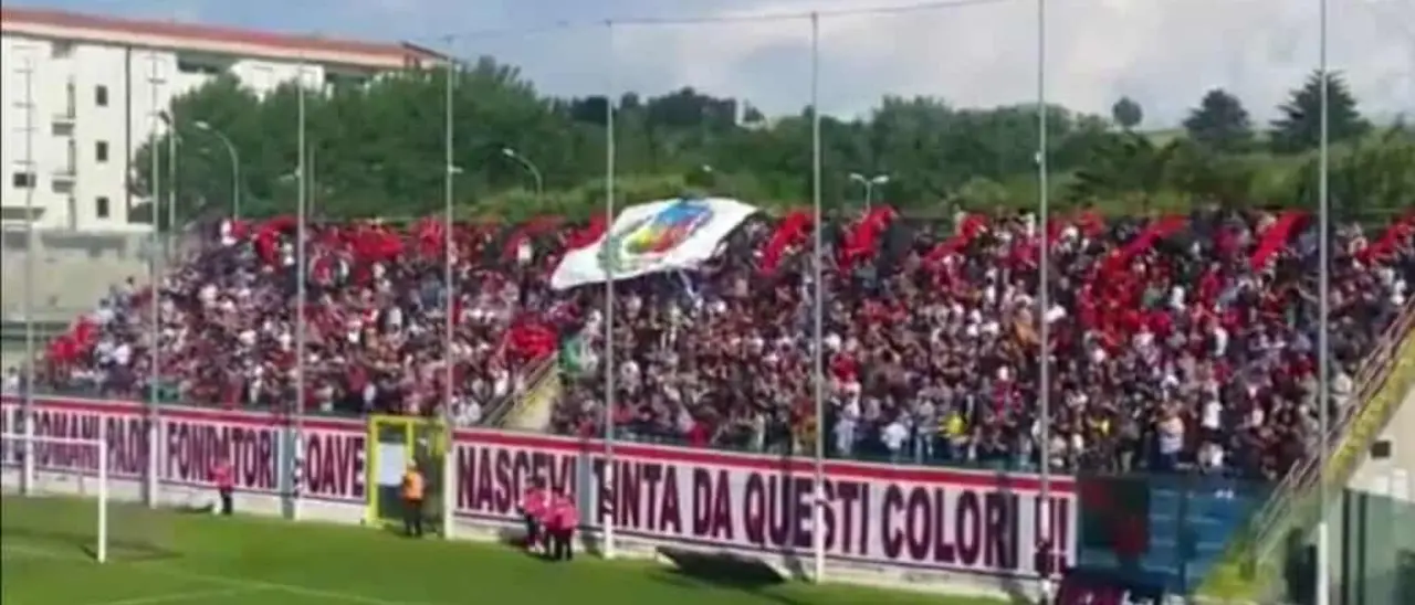 Vibonese calcio, l’appello di un tifoso ai giovani: «Venite allo stadio, senza di voi non c’è futuro per i nostri colori»\n