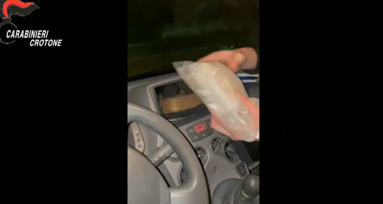 Viaggiavano in auto con un chilo di cocaina, due giovani arrestati nel Crotonese\n